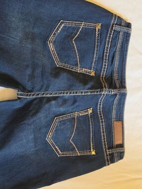 Rock And Roll Cowgirl Dark Wash Blue Jeans with Contrast Stitching. 33x38